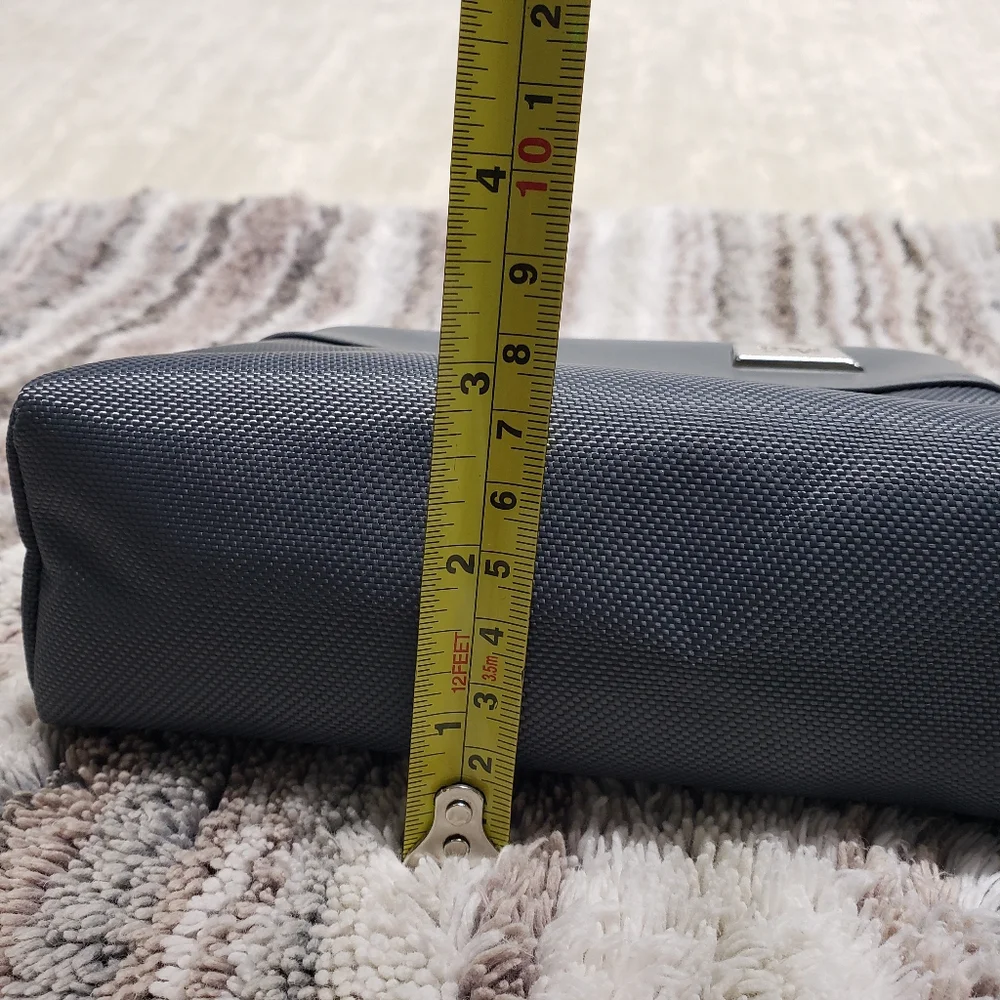 TUMI For Delta Lined Toiletries Bag With Zipper And Silver TUMI Logo
